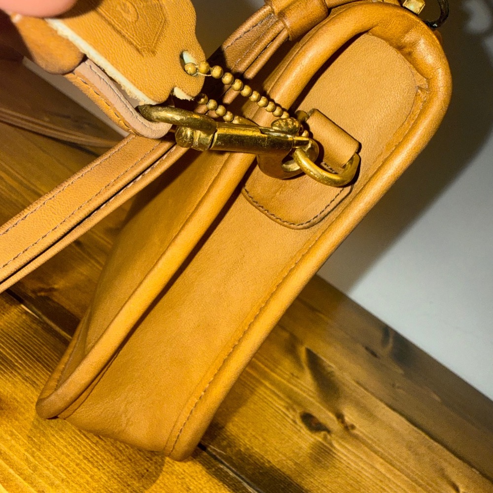 Vintage 1970s Coach #9455 British Tan Zippered Clutch Crossbody Basic Bag - Picture 5 of 11